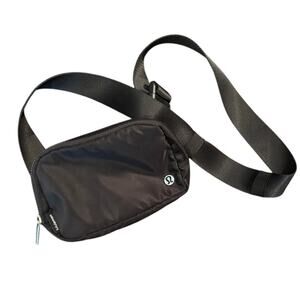 Lululemon Everywhere Belt Bag IL, Crossbody, Black, EUC